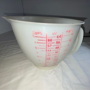 8 cup vintage measuring cup by Tupperware This one is old school.
